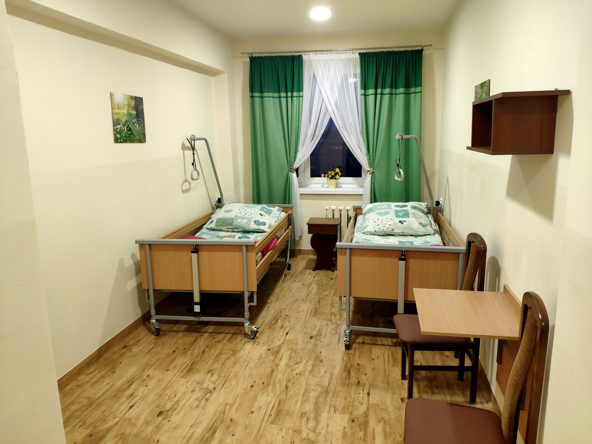 Zdjęcie przedstawiające dwa łóżka w pokoju w ośrodku SENIOR SPA