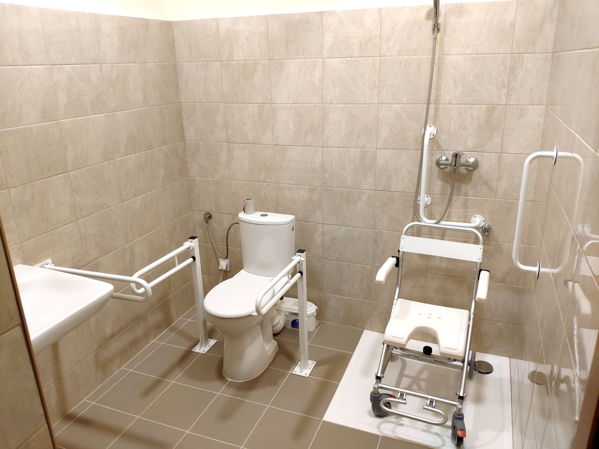 Zdjęcie przedstawiające łazienkę przy pokoju w ośrodku SENIOR SPA